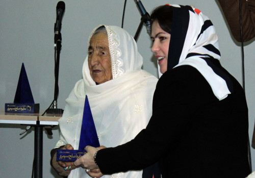عمه سکینه برنده چهارمین دور جایزه صلح سیمرغ از افغانستان